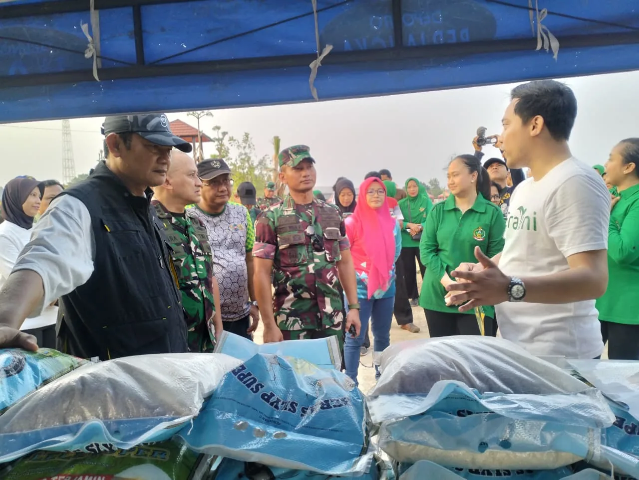 Kegiatan pasar murah dengan jajaran beras