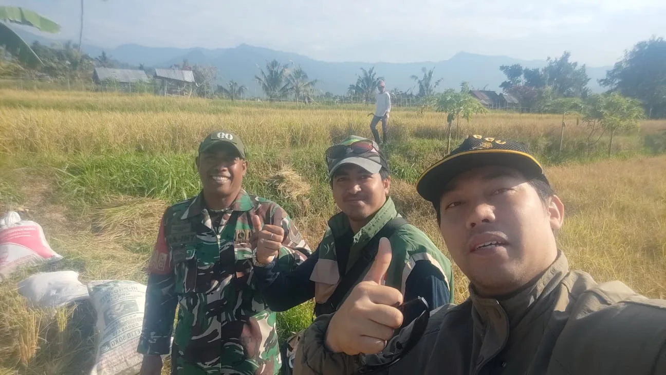 Petani dan mitra di area pertanian